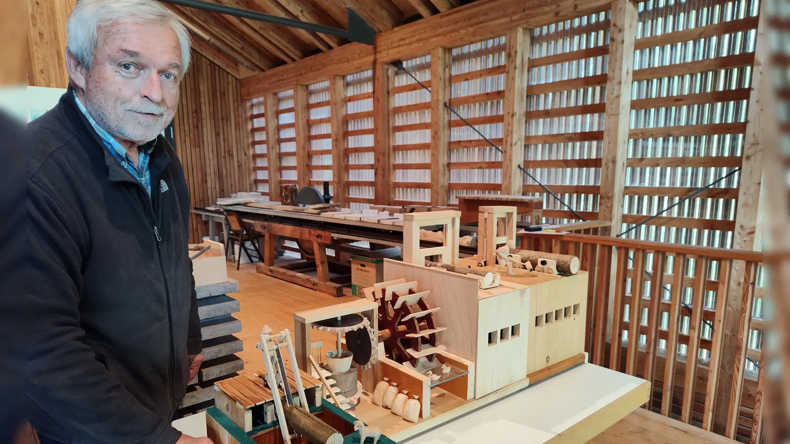 Rudolf Kreutzer hat neue Modelle gebaut, die die Funktion der Säge erklären.<br> (Foto: Schlossmuseum Ismaning)
