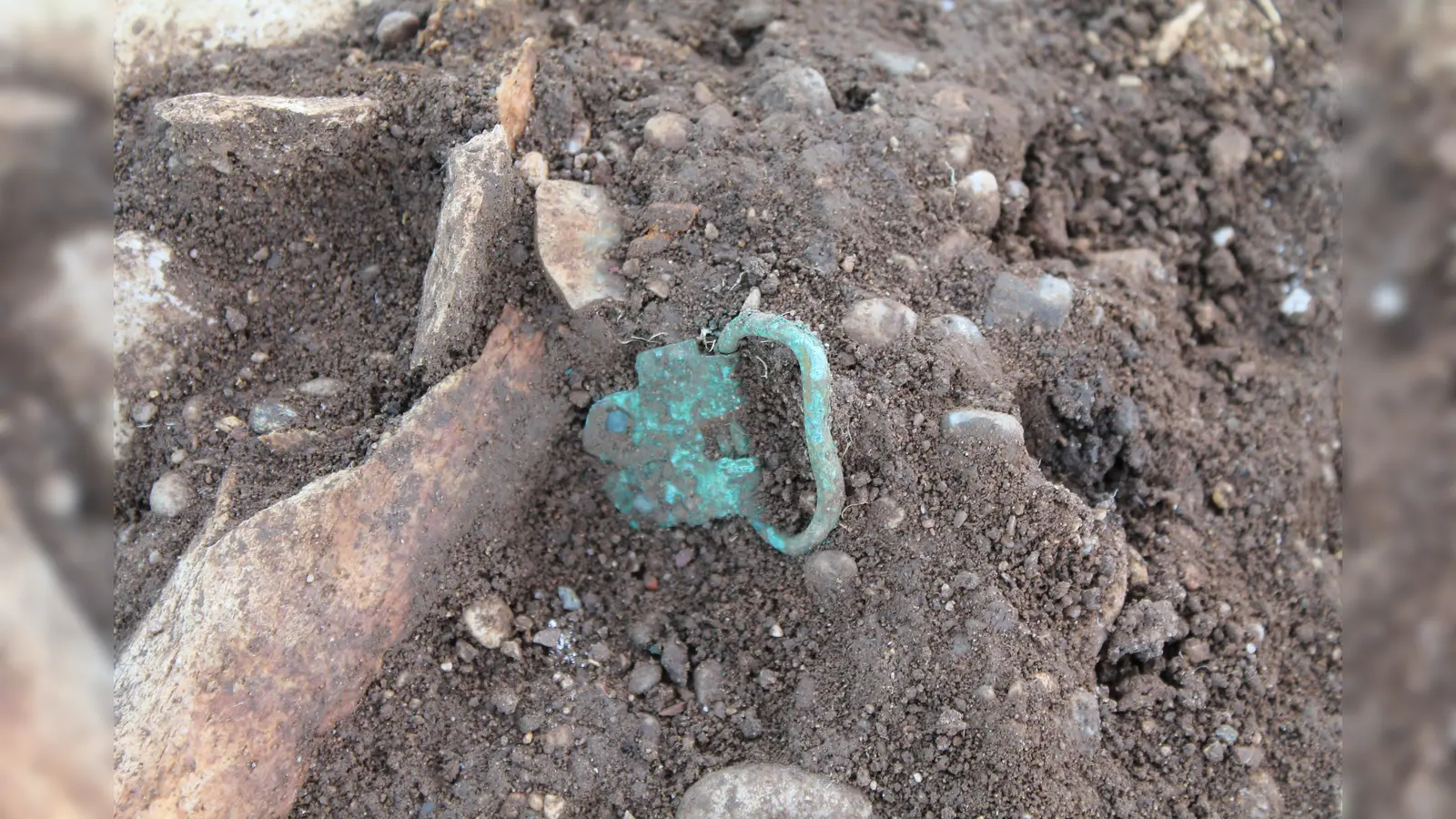 Auch diese spätantike Schnalle kam bei den Grabungen am Lerchenauer Feld zutage.  (Foto: 3Archäologen)