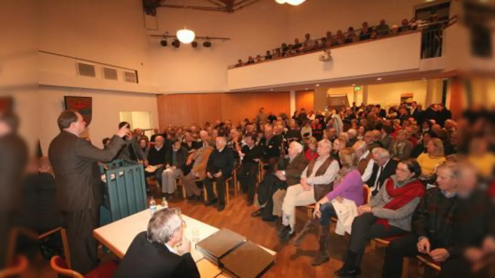 Das Thema Mobilfunk lockte rund 300 Bürger ins Gräfelfinger Bürgerhaus. Bürgermeister Christoph Göbel stellte klar: „Wir machen nichts hinter verschlossenen Türen.“ (Foto: US)