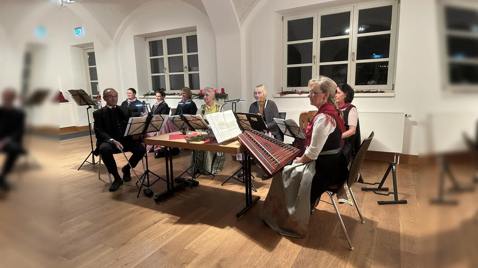 Musiker begleiten die Lesung von Ludwig Thomas Weihnachtsklassiker, der „Heiligen Nacht”.  (Foto: Elfriede Buchberger)