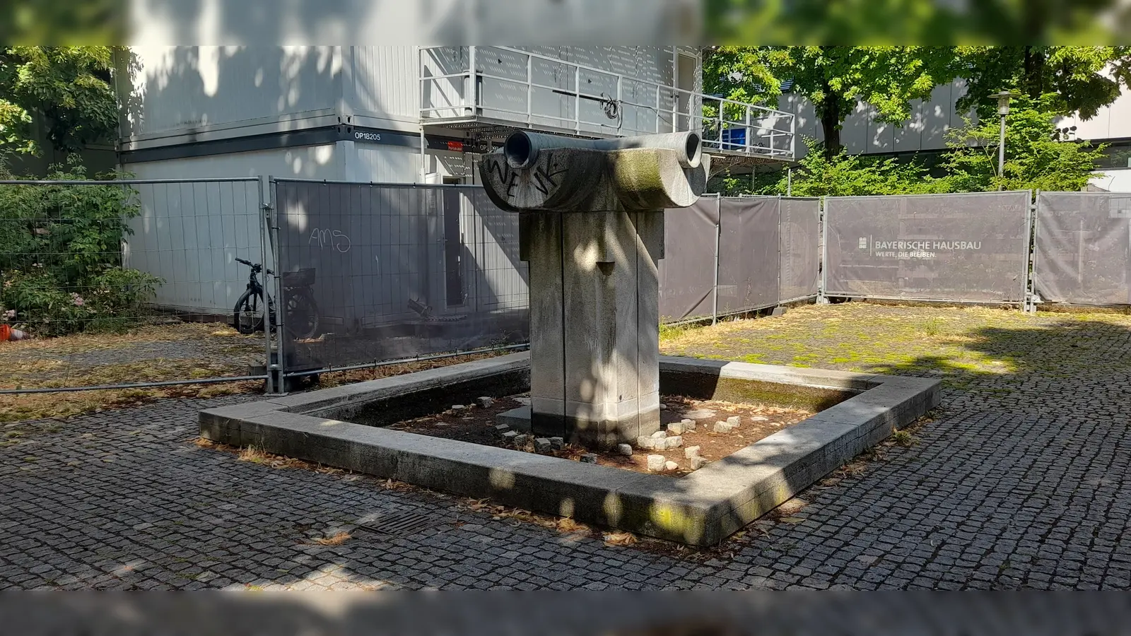 Der Brunnen vor dem Forum Schwanthalerhöhe könnte demnächst wieder in Betrieb gehen. (Foto: kö)