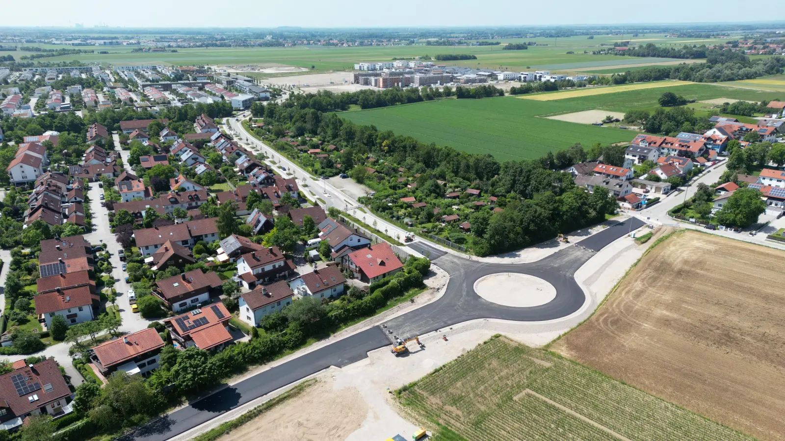An der Plieninger Straße entsteht ein Kreisverkehr. Im Zuge der Bauarbeiten werden auch Arbeiten an der sanierungsbedürftigen Plieninger Straße und der Melchior-Huber-Straße in Ottersberg in Angriff genommen. (F.: © Thomas Schächtl)