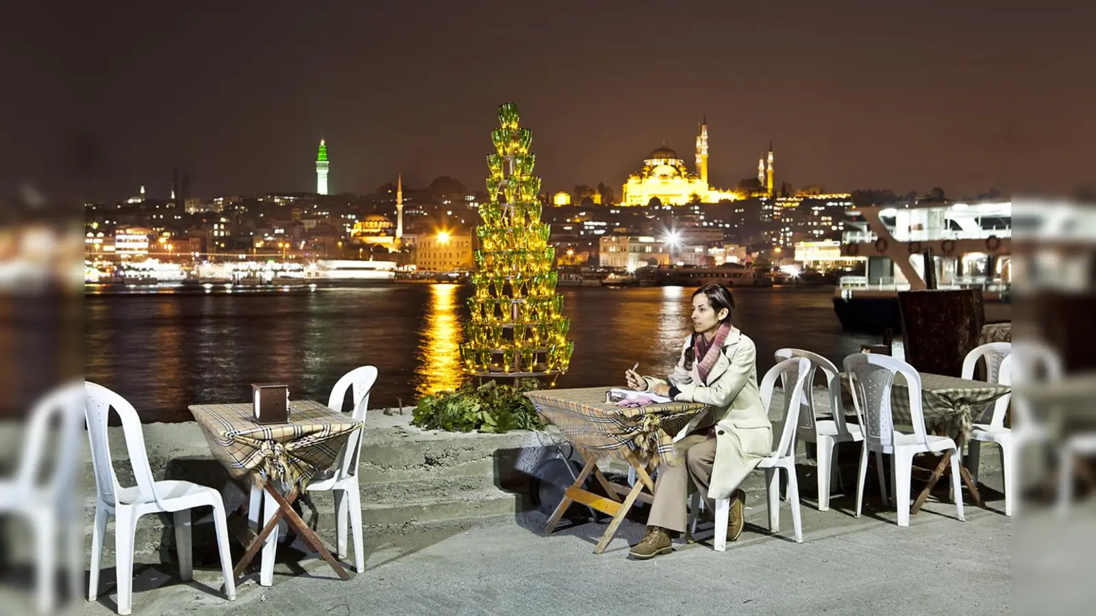 Tacettin Ulas, Weihnachtsbaum aus Sodaflaschen in Istanbul. (Foto: Digitalfotografie © Manara Istanbul)