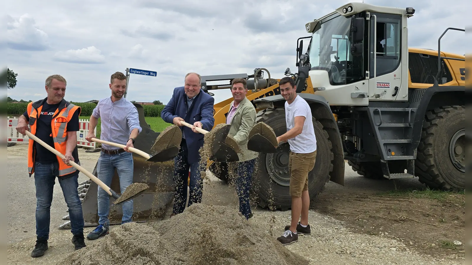 Von links nach rechts: Knut Pritzl (Bauleiter), Maximilian Frosch (Ingenieur), Landrat Christoph Göbel, Ullrich Sander (Erster Bürgermeister Taufkirchen) und Julian Blechschmidt (Bautechniker). (Foto: LRA München)