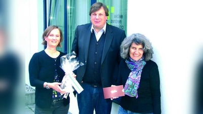 „Einen besseren Start für unseren Stadtteilladen und glücklichere Gewinner hätten wir uns nicht wünschen können“, freute sich Pasings neuer Stadtteilmanager Christian Bitter zusammen mit den strahlenden Gewinnerinnen Claudia Thordsen und Christa Hofner. (Foto: jk)