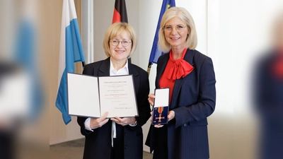 Sozialministerin Ulrike Scharf überreichte das Bundesverdienstkreuz an Ingeborg Elisabeth Kropp-Arend. (Foto: Martina Nötel / StmAS)