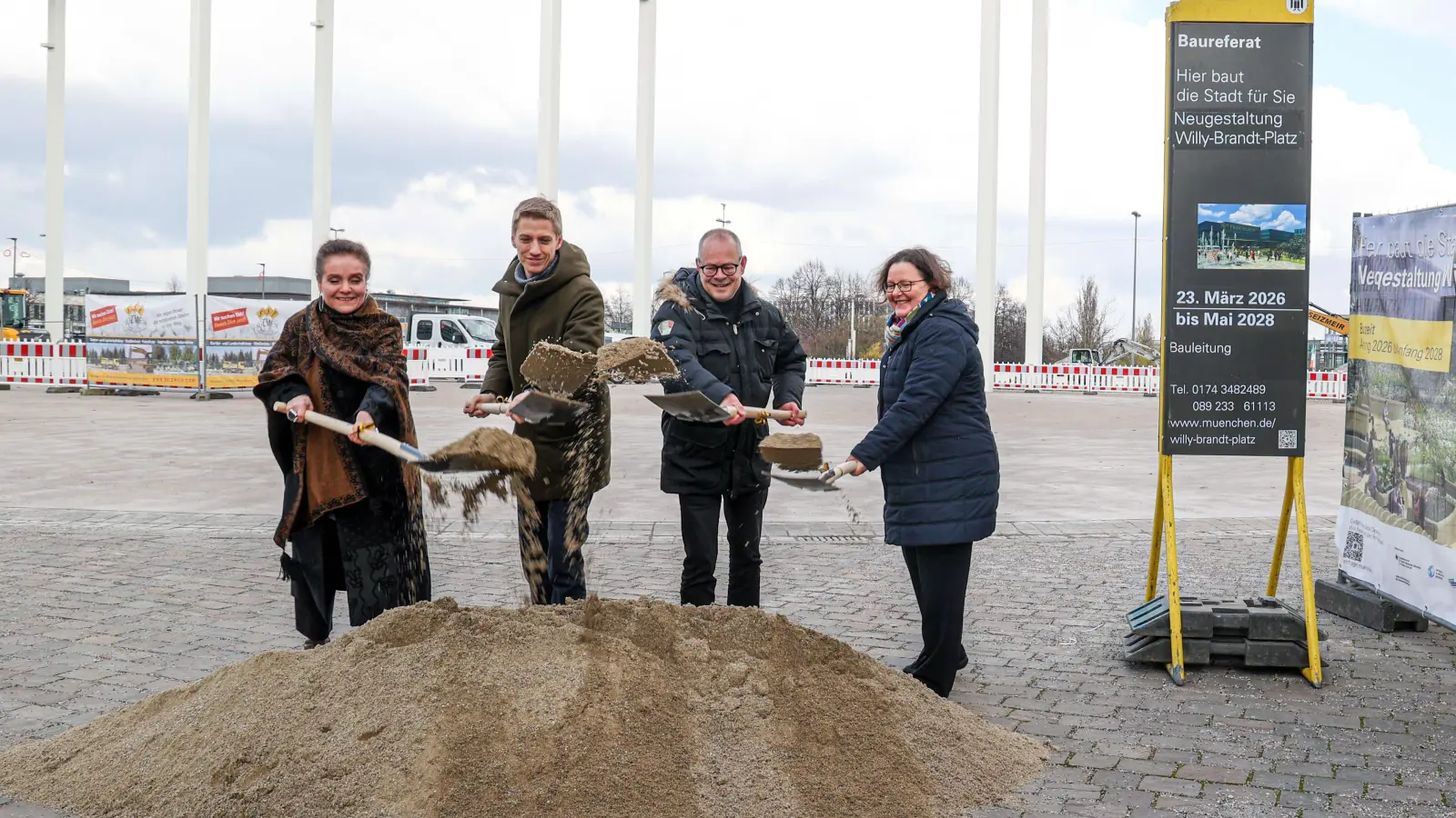 Von links: Baureferentin Jeanne-Marie Ehbauer, Bürgermeister Dominik Krause, der Vorsitzende des Bezirksausschusses Trudering-Riem, Stefan Ziegler, und die Regierungsvizepräsidentin von Oberbayern, Friederike Fuchs, beim Baubeginn am Willy-Brandt-Platz. (Foto: Michael Nagy/Presseamt)