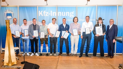 Die prüfungsbesten Kfz-Mechatroniker (v.l.n.r): Technischer Leiter Markus Riolfi von Simon Gruber mit Severin Wiedemann, Centerleiter Dominic Terlutter von Auto Nagel, Mainburg, mit Jakob Sachsenhauser, Lukas Bethe mit Leiter Ausbildung Oliver Grundmann von der BMW Niederlassung München und Luis Rueff, Ausbildungsleiter Markus Seyock (MAHAG) mit Prüfungsbestem Patrick Bausch von SZM Sportwagenzentrum München sowie Johann Bader. (F.: S. Schneider)