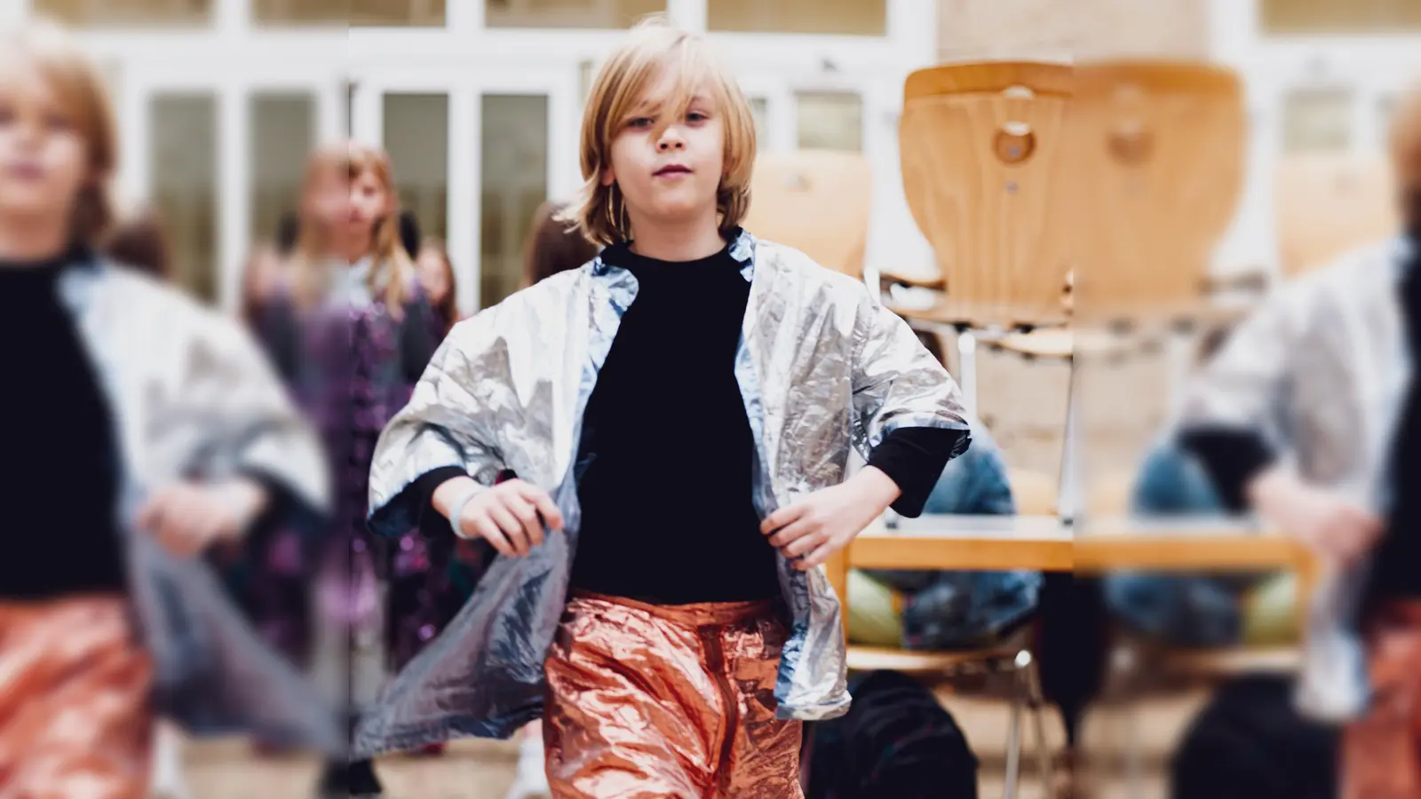 Glanzvoller Auftritt: Zu den Klängen von Dancing Queen präsentierten sich bei der Modenschau die 70er-Jahre-Outfits. (Foto: © Aktion Sonnenschein/ Matthias Kostya)