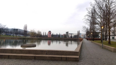 Auch der Messesee und der denkmalgeschützte Flughafen-Tower (hinten, Mitte) werden Ziele des Rundgangs durch die Messestadt sein. (Archivbild: bas)
