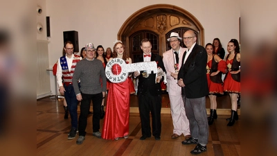 Der Fasching hat im Pasinger Rathaus Einzug gehalten. Sven Wackermann, Boris Schwartz, Pascal Fuckerieder und Frieder Vogelsgesang (vorn von links) übergaben den Rathausschlüssel symbolisch an den Laimer Faschingsclub. (Foto: us)