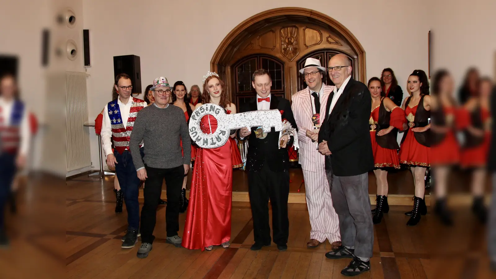 Der Fasching hat im Pasinger Rathaus Einzug gehalten. Sven Wackermann, Boris Schwartz, Pascal Fuckerieder und Frieder Vogelsgesang (vorn von links) übergaben den Rathausschlüssel symbolisch an den Laimer Faschingsclub. (Foto: us)