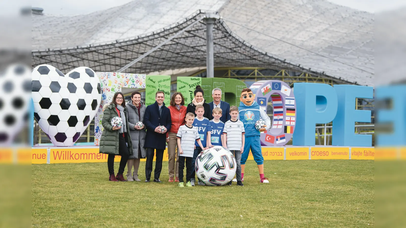 Rund um die vier Spiele in München wird es beim UEFA EURO 2020 Festival Munich ein buntes Rahmenprogramm geben, das unter anderen Philipp Lahm (EM-Botschafter der Landeshauptstadt München, 3. v. l.) und Ex-Nationalspielerin Célia Sasis (5. v. l.) vorstellten. (Foto: RBSt/Sebastian Widmann)