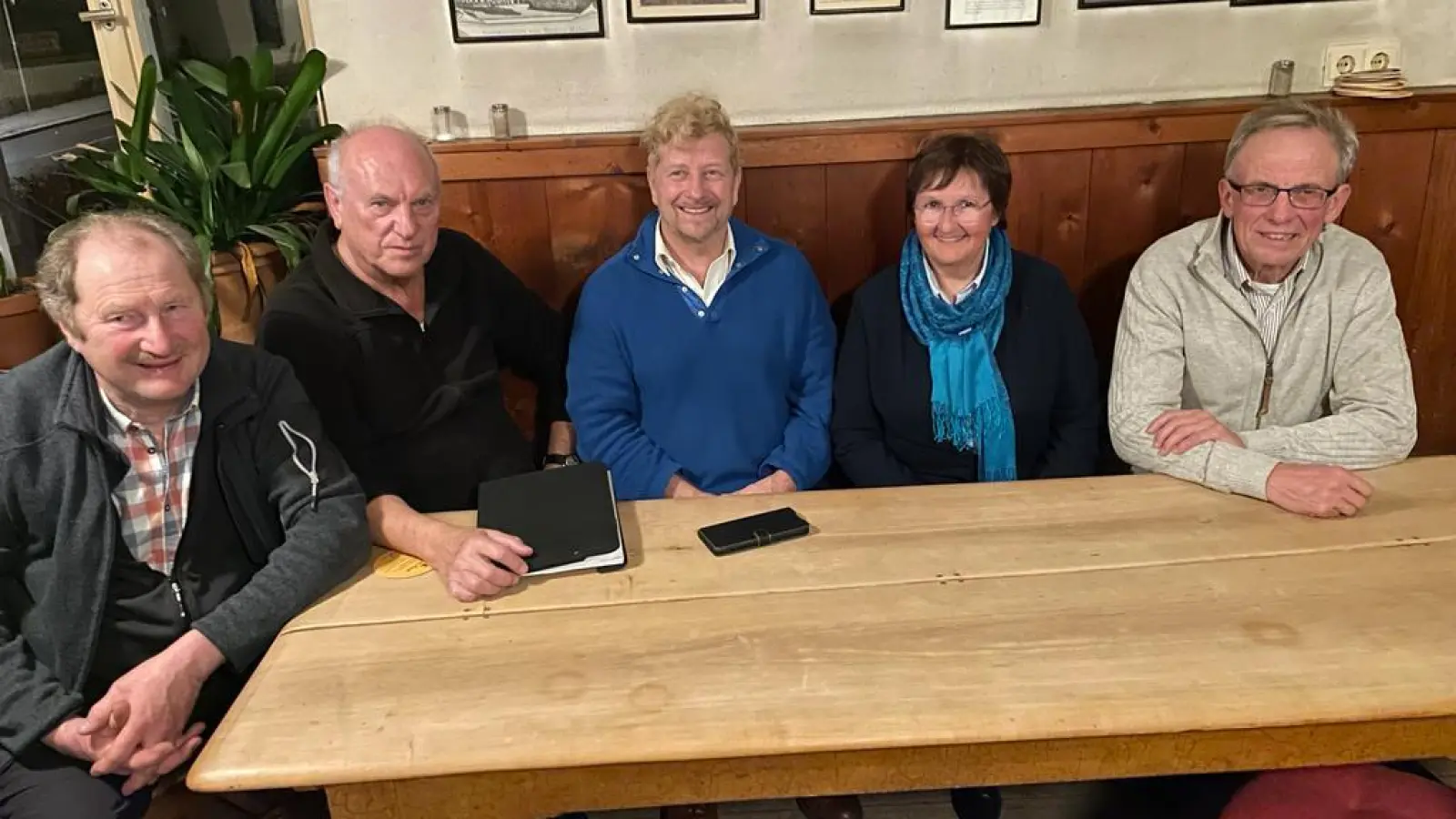 Der Ortsvorstand bleibt gleich (von links): Sepp Niedermaier, Willi Mayr, Klaus Gast, Wahlleiterin Marion Lunz Schmieder und Leonhard Kergl. (Foto: CSU Marnbach-Deutenhausen)