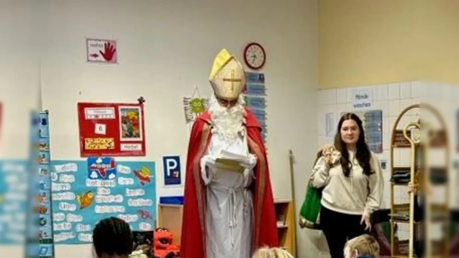 Der Nikolaus hat die ersten und zweiten Klassen der Kleinfeldschule persönich besucht und kleine Geschenke überreicht. (Foto: Kleinfeldschule)