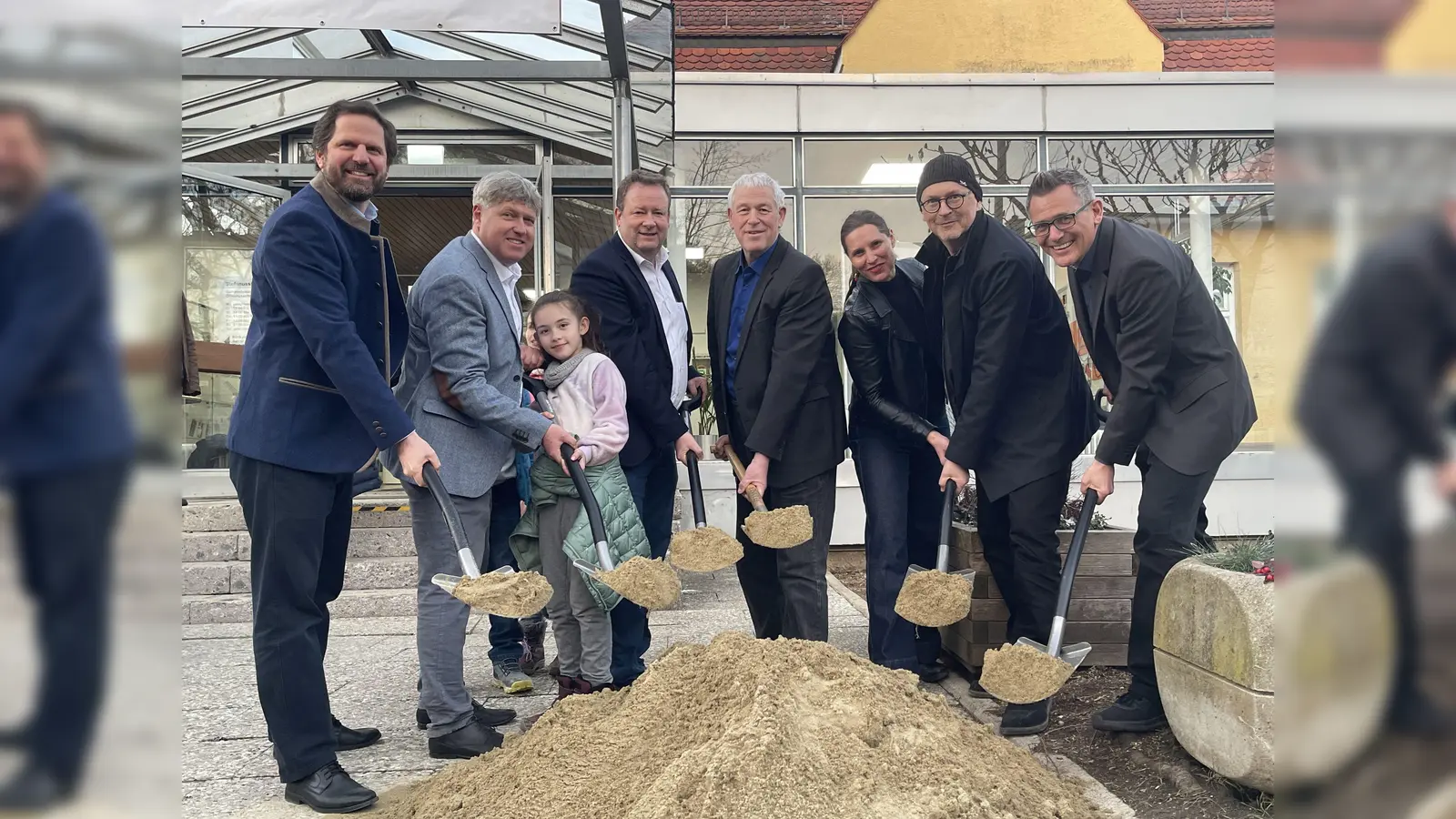 Peter Köstler (3. v. l.), Gemeindebau-Geschäftsführer Till Reichert (2. v. l.), der 1. Vorsitzende der IG Alte Brauakademie Alfred Alexander Gaßner (l.), Martin Feldner (3. Bürgermeister) sowie die Architekten Rainer Hofmann und Juliane Zopfy (bogevischs buero) und Markus Schäf (Stautner &amp; Schäf Landschaftsarchitekten) gaben den Startschuss für das Bauprojekt.  (Foto: Birgit Doll)