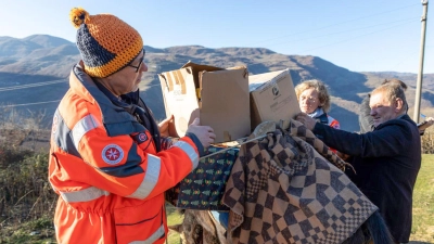 Die Johanniter Christian Stögbauer (Ortsbeauftragter Peißenberg) und Daniela Benkert (Ortsverband Donauwörth) hatten die Leitung des Weihnachtstrucker-Lkw-Konvois nach Albanien inne und verteilten in Pogradec mit der Partnerorganisation Nehemiah Gateway die Hilfspakete. (Foto: Nehemiah Gateway Albania)