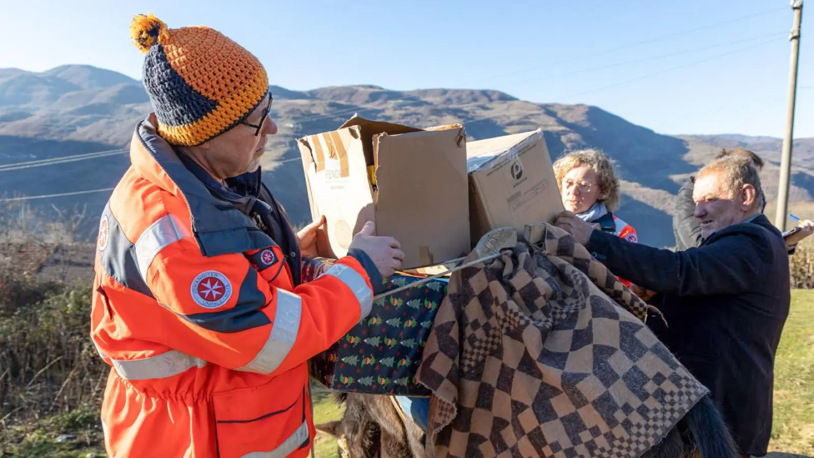 Die Johanniter Christian Stögbauer (Ortsbeauftragter Peißenberg) und Daniela Benkert (Ortsverband Donauwörth) hatten die Leitung des Weihnachtstrucker-Lkw-Konvois nach Albanien inne und verteilten in Pogradec mit der Partnerorganisation Nehemiah Gateway die Hilfspakete. (Foto: Nehemiah Gateway Albania)