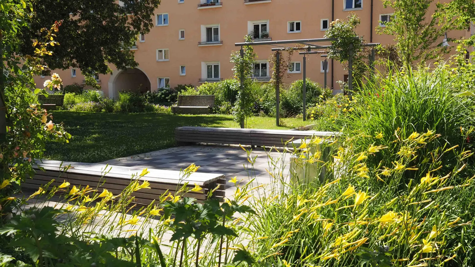 Der Hof dieser Wohnanlage in Pasing (Nusselstraße) wurde mit einem Preis für seine vorbildliche Grüngestaltung ausgezeichnet .  (Foto: © Elke Kressirer)