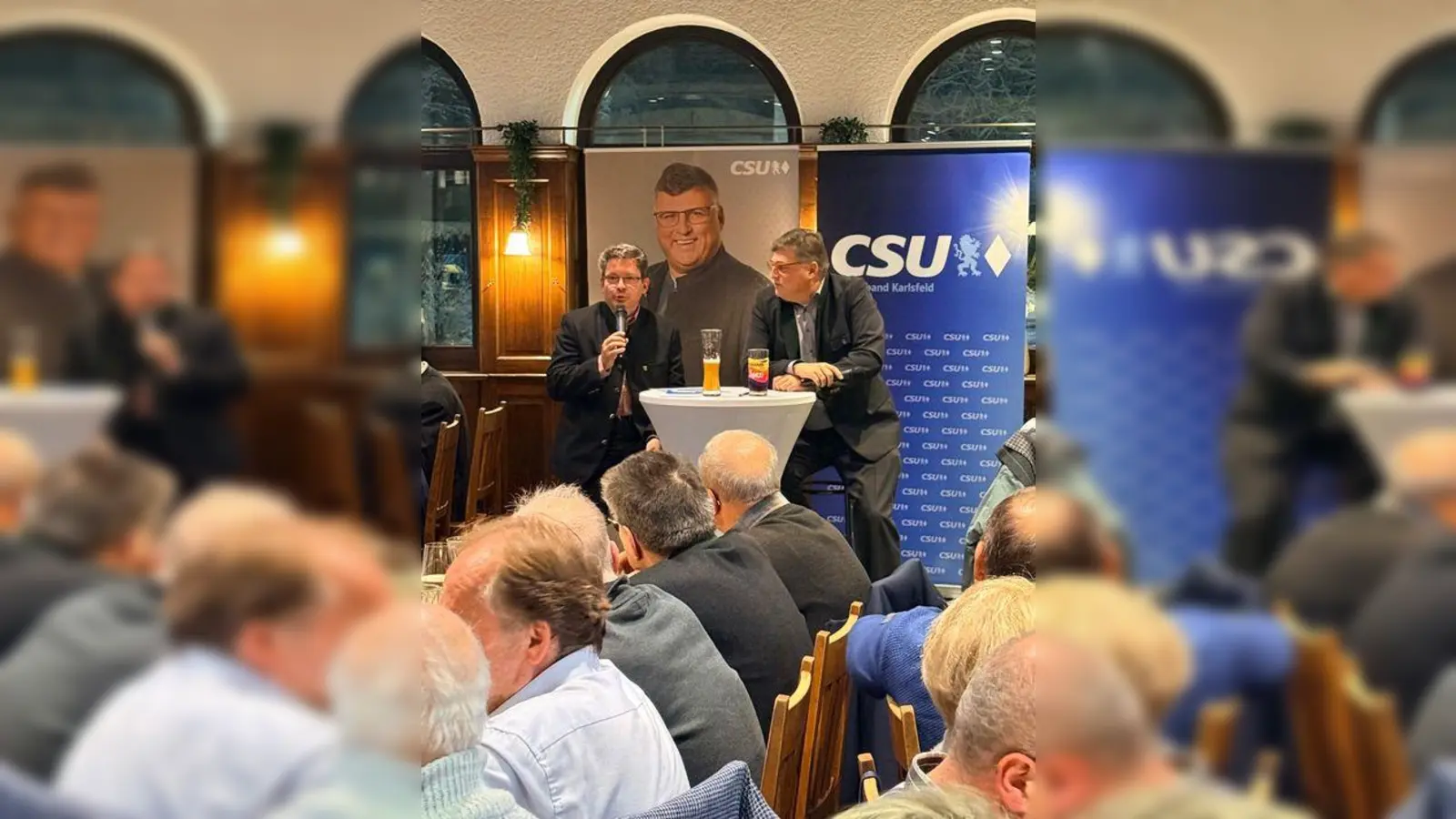 Bürgermeisterkandidat Bieberle (l.) und Landrat Löwl beim lebendigen Frage-und-Antwort-Format. (Foto: CSU Karlsfeld)