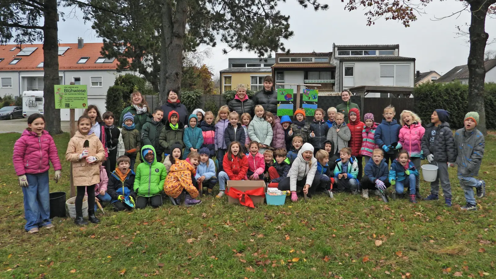 Nach der Pflanzaktion freuen sich die Kinder auf ein buntes Blumenmeer im kommenden Frühjahr. (Foto: Grundschule)