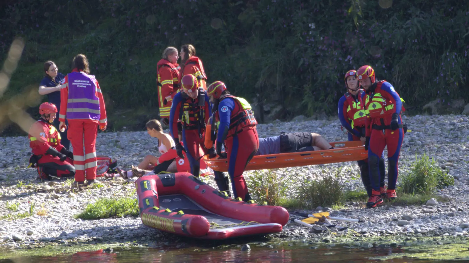 Die Wasserwacht trainierte verschiedene Szenarien. (Foto: WW Freising)