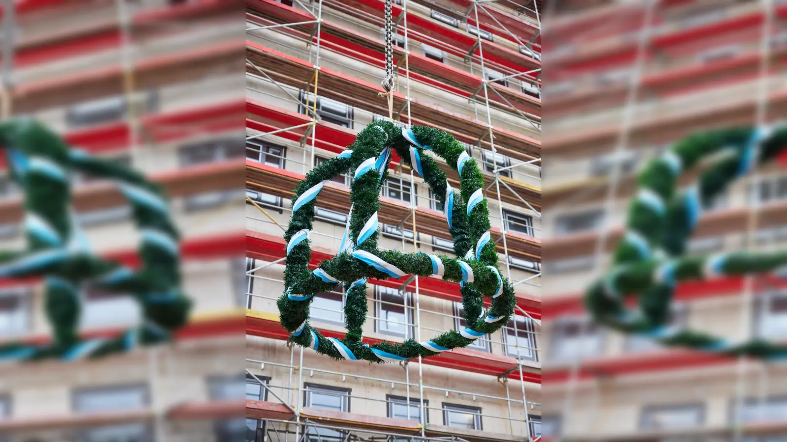 Der Richtfestbaum wird per Kran nach oben auf das Dach des zehnstöckigen BRK-Seniorenwohnen-Neubaus gezogen. (Foto: Klaus D. Wolf)