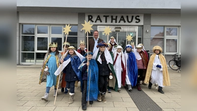 Vom Rathaus strömten die Sternsinger in alle Richtungen, um ihren Segen zu überbringen. (Foto: pst)
