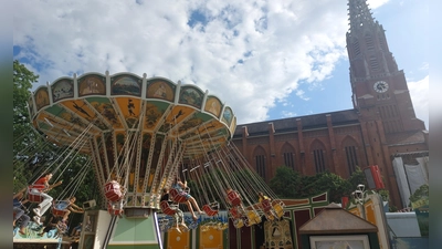 Auf dem Mariahilfplatz geht es wieder rund: Mit der Kirchweihdult beginnt die letzte Dult des Jahres. (Archivbild: bas)