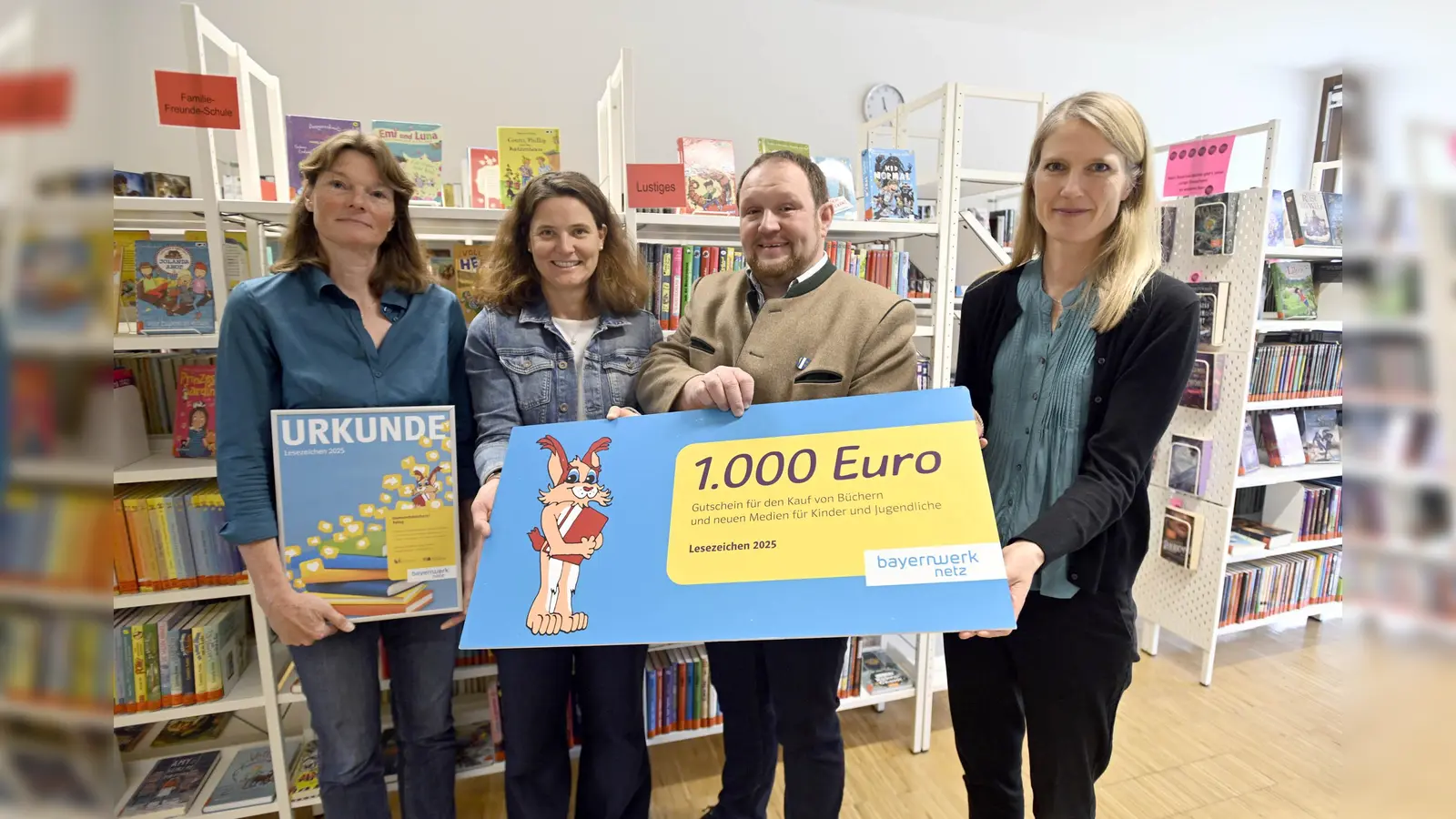 Bei der Übergabe der Spende vom Bayernwerk an Bücherei in Aying (v.l.): Birgit Graßl, Alex Unger, Bürgermeister Peter Wagner und Susanne Seuffert. (Foto: Claus Schunk)