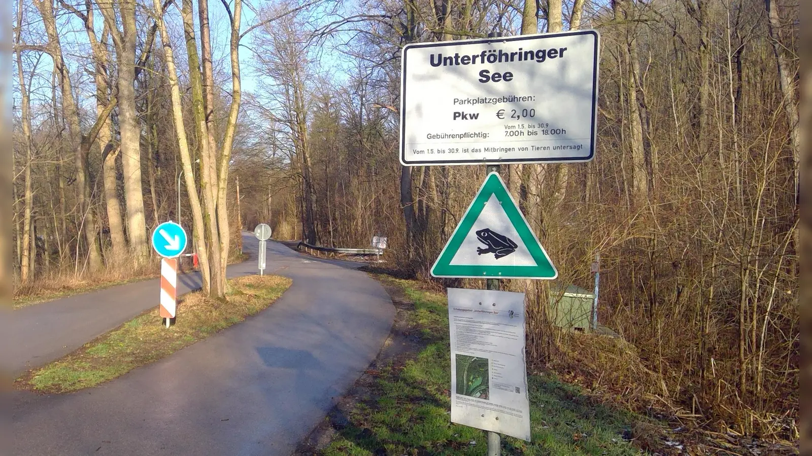 Eine beliebte Wanderstrecke für Amphibien ist die Zufahrt zum Poschinger Weiher, der offiziell Unterföhringer See heißt. Hier heißt es: Obacht geben! (Foto: bas)