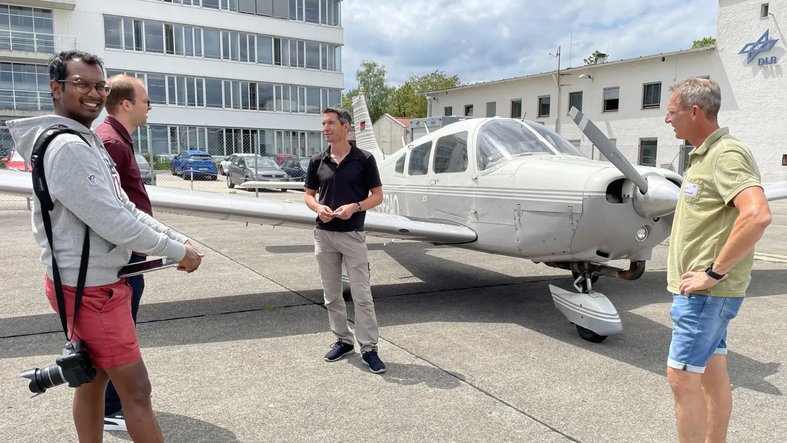Einweisung der Physiklehrer in das zum „Fliegenden Lehrerzimmer” umfunktionierte Flugzeug am DLR. (Foto: pst)