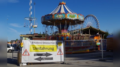 Die Querung der Theresienwiese ist bereits während der Aufbauzeit fürs Oktoberfest gesperrt. Daran will der Bezirksausschuss etwas ändern. (Foto: Beatrix Köber)