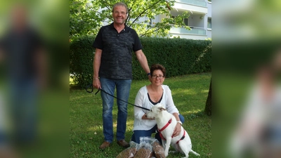 Das Ehepaar Jürgen und Katharina Wollmann von der Tiertafel veranstalten am 24. April einen großen Flohmarkt auf dem Rathausplatz in Ottobrunn. (Foto: hw)