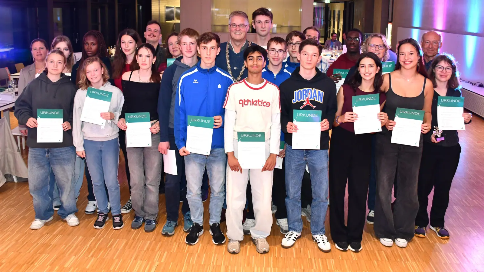 Insgesamt 25 Sportler und ihre Trainer wurden von der Stadt geehrt.  (Foto: Felix Benjamin Brümmer)