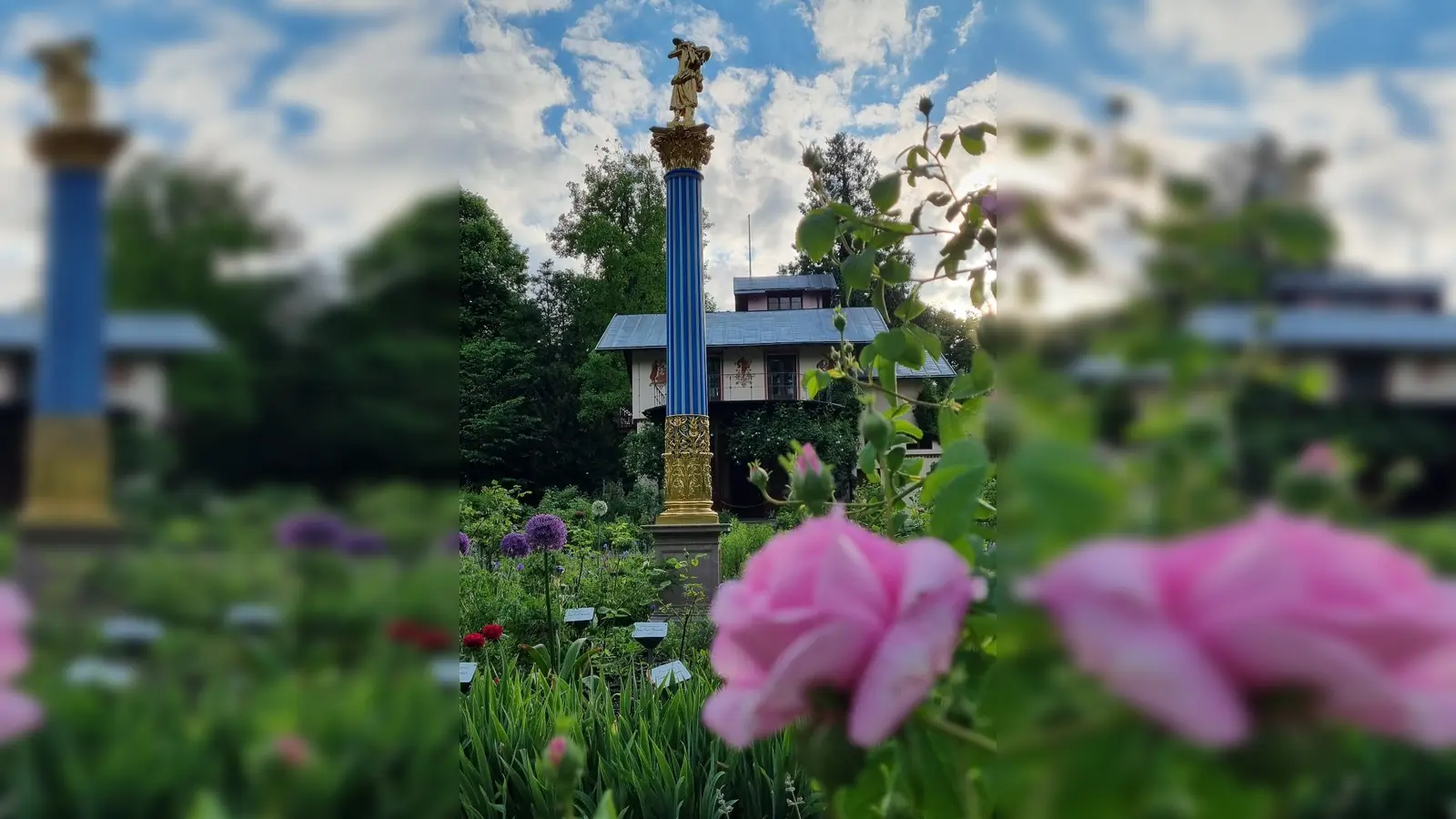 Umgeben von Rosen: Blick auf die Säule vor dem Casino auf der Roseninsel. (Foto: Bayerische Schlösserverwaltung)