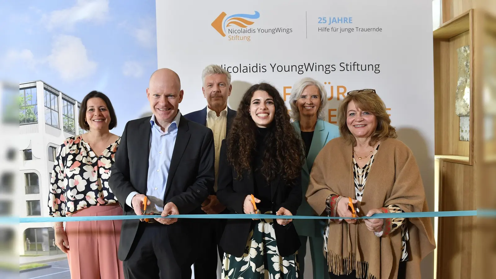 Bei der Eröffnung (von links): Lana Reb, Michael Münch, OB Dieter Reiter, Lisa Nicolaidis, Karin Neumeier und Alexandra Schörghuber. (Foto: Nicolaidis YoungWings Stiftung)