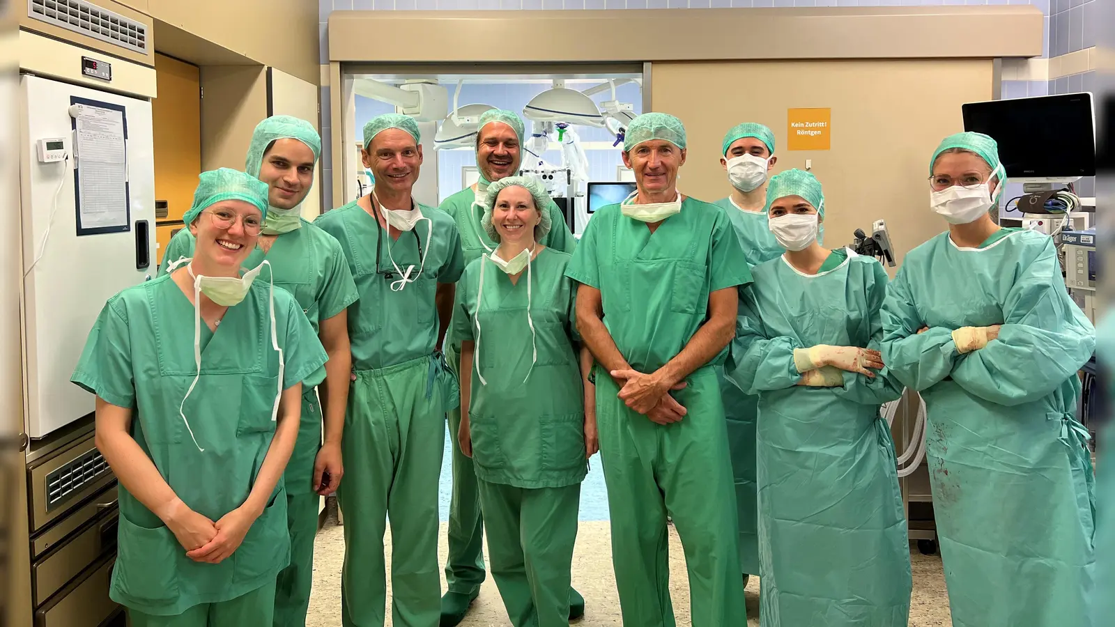 Die kanadische Chirurgin Joan Lipa (Mitte) mit dem Bogenhausener Chefarzt Niclas Broer (Dritter von links), dem Mit-Erfinder Arnulf Stenzl aus Tübingen (Vierter von rechts) und dem Bogenhausener OP-Team. (Foto: München Klinik)