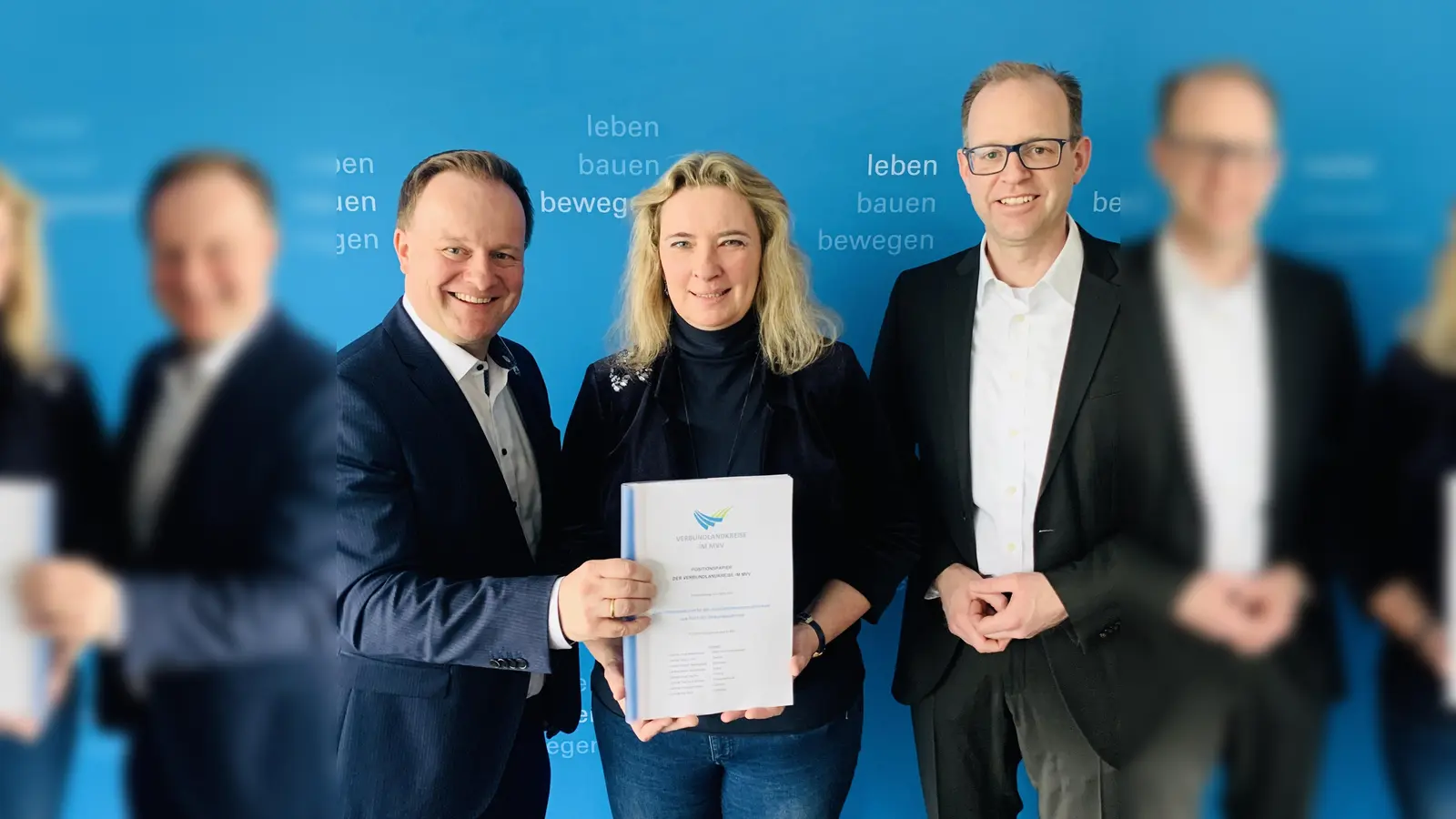 Landrat Robert Niedergesäß, Sprecher der MVV-Landräte, Verkehrsministerin Kerstin Schreyer und Dr. Bernd Rosenbusch, Geschäftsführer des MVV (von links). (Foto: LRA)