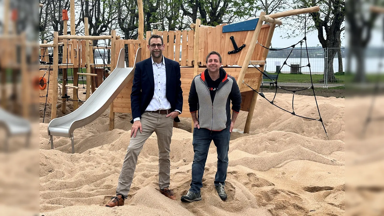 Erster Bürgermeister Patrick Janik (l.) mit Hermann Feistle vom Bauamt der Stadt Starnberg vor dem neuen Spielschiff. (Foto: Stadt Starnberg)