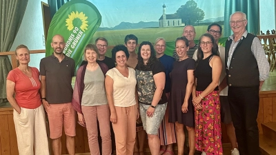 DIe Kandidatinnen und Kandidaten (von links): Christine Molck-Ude, Herbert Leistner, Andrea Hände, Fabian Schneider, Hannah Hetherington, Tatiana Morlock, Ursula Wurmlinger, Uthe Schneider, Anna Lynen, Udo Censkowsky, Katharina Noack, Max Strasser, Martin Albrecht. (Foto: PEO)