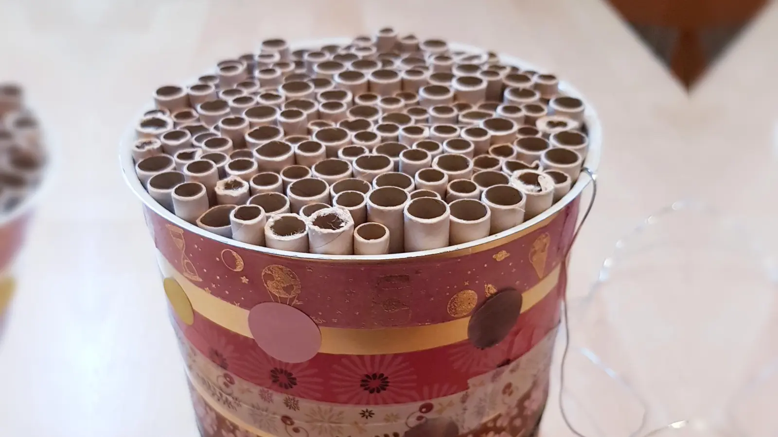 Ein Bienenhotel aus Konservendosen bietet Insekten Unterschlupf. (Foto: Mütterzentrum Sendling e.V.)