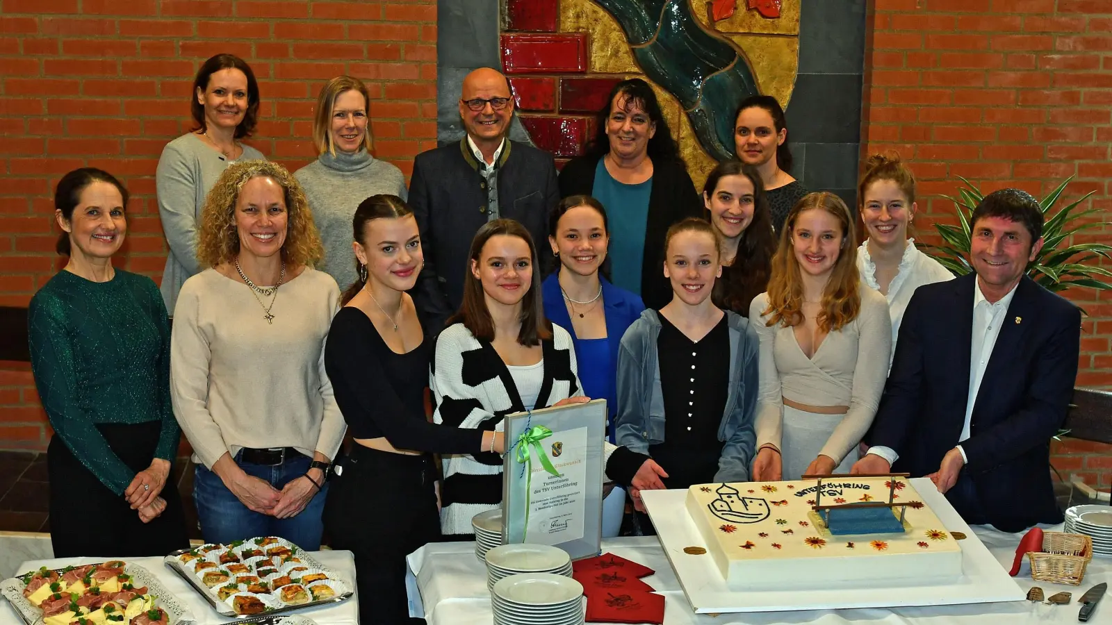 Bürgermeister Andreas Kemmelmeyer (rechts) empfing die Turnerinnen des TSV Unterföhring, die seit dem Aufstieg 2021 in der 3. Bundesliga aktiv sind. (Foto: Gemeinde Ufg/foe)