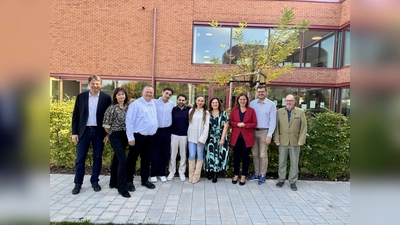 Bei der Eröffnung dabei waren Florian von Brunn, Jutta Hindelang, das Fredl-Team mit Botho Reithmeier, Jacob Orthofer, Armin Saidi, Zeinab Akbare und Beate Erbar, Bürgermeisterin Verena Dietl sowie Sebastian Kriesel und Mannfred Spannagel vom Bezirksausschuss. (Foto: Ulrike Seiffert)