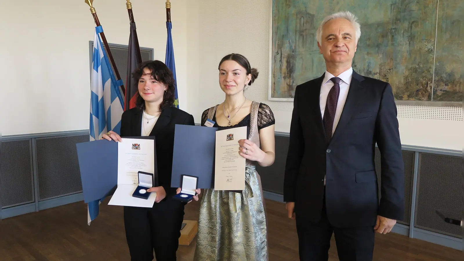 Retteten einem jungen Mann das Leben: Lena Mörtl (l.) und Antonia Hohberg. Regierungspräsident Dr. Konrad Schober dankte den beiden für ihren Einsatz. (Foto: Regierung von Oberbayern)