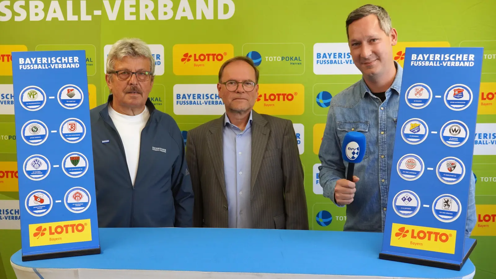 Von links: Verbands-Spielleiter Josef Janker, Joachim Buchwieser (Vize-Präsident LOTTO Bayern) und Moderator Sebastian Dirschl bei der Achtelfinal-Auslosung. (Foto: Moritz Schmidt/BFV)
