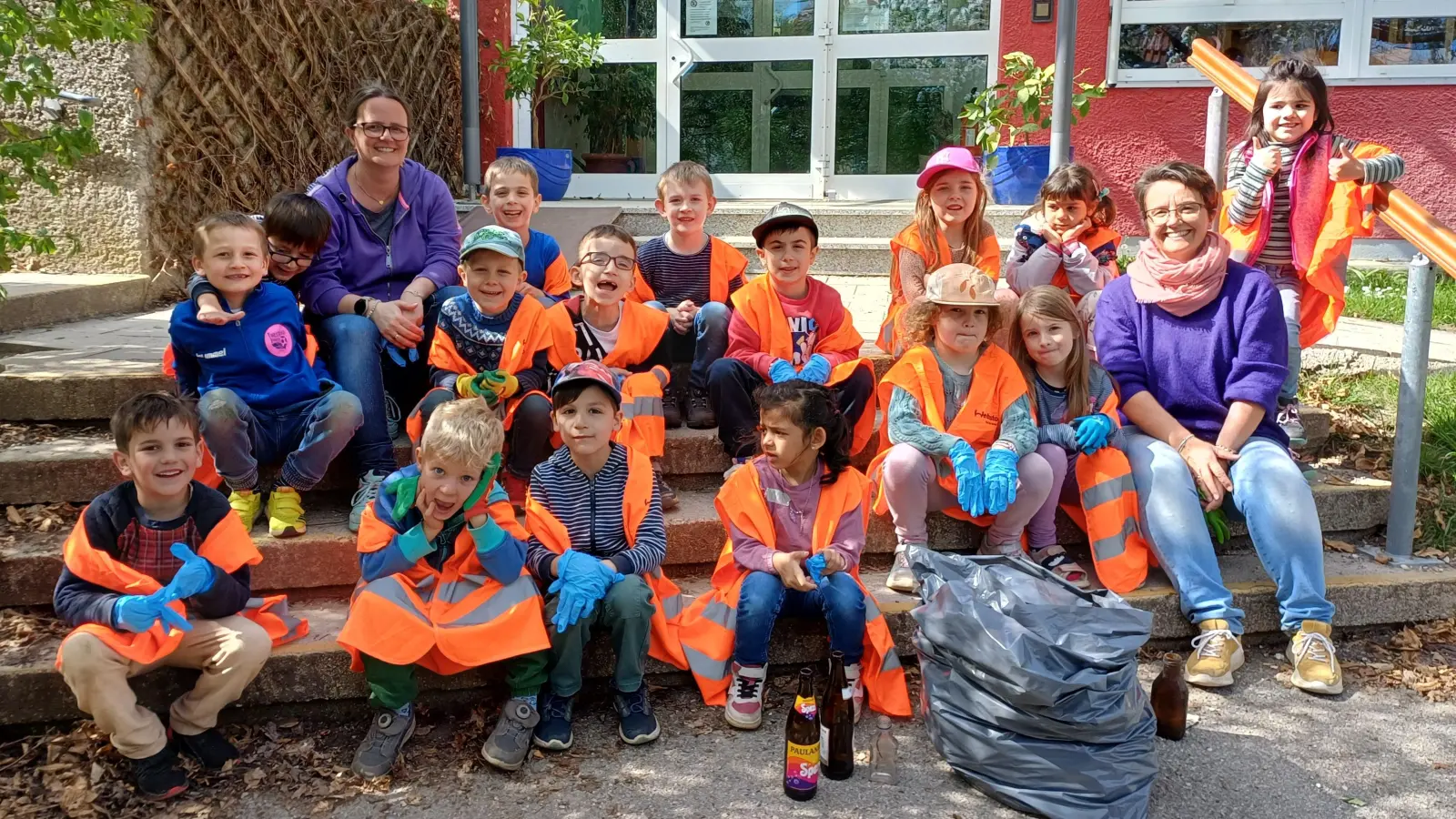 Fleißig mitgeholfen beim Ramadam hatten 16 Vorschulkinder und zwei Pädagoginnen des städtischen Kindergartens am Hirschanger.  (Foto: Stadt Starnberg)