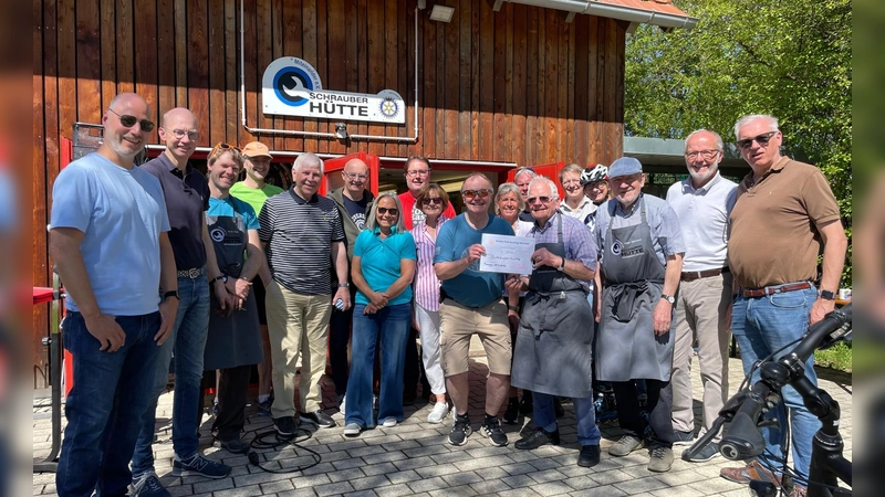 Rotary-Präsident Dr. Günter Riedner (links) übergibt die Spende an Volker Haberland, den Leiter der Schrauber-Hütte, während des gemeinsamen Radlchecks der Rotarier. (Foto: privat)