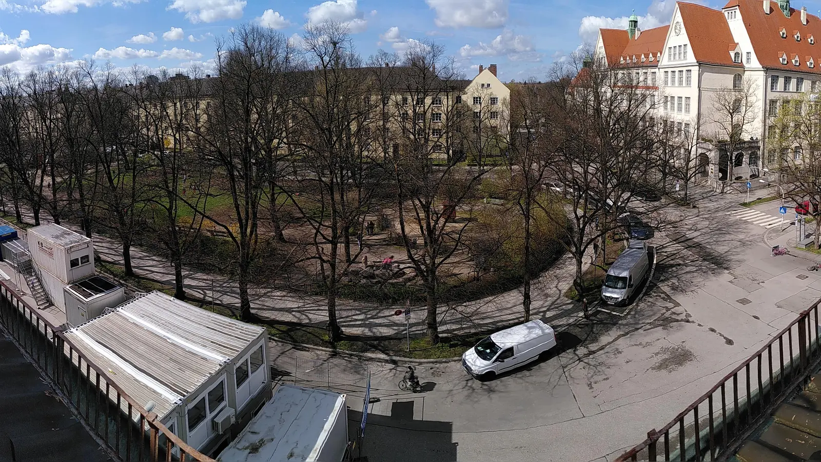 Der Panoramablick von oben auf den Winthirplatz zeigt den Geltungsbereich des Anwohnerparkausweises „Apostelblöcke“. Wer den Parkausweis „Rotkreuzplatz Nord“ hat, darf lediglich auf der östlichen Straßenseite parken (links im Bild, wo die Baucontainer stehen). (Foto: Tobias Rickelhoff)