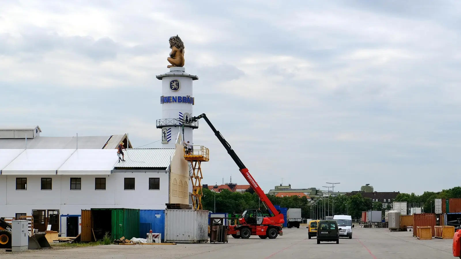 Auch, wenn der allgemeine Aufbau noch länger dauert, die technischen Voraussetzungen für einen reibungslosen Wiesnbetrieb sind schon gegeben. (Archivbild: R. Bösl)